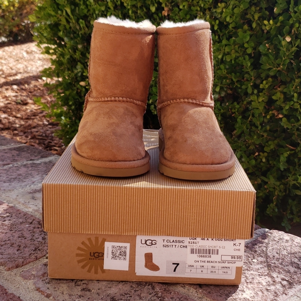 Toddler short uggs size 7